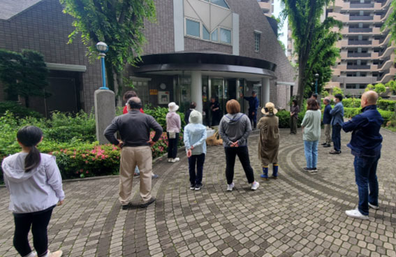 写真：ふれあい館前に集合