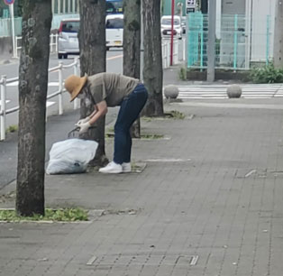 写真：バス通りの草取り風景