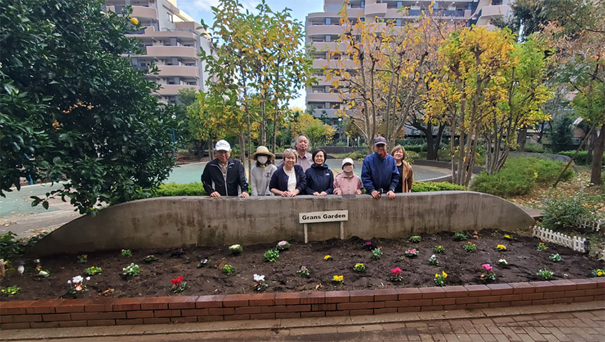 写真：植え替えのようす