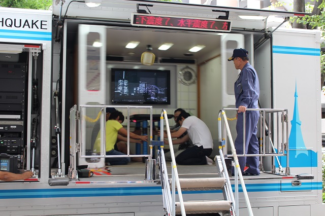 起震車による地震の体験（写真6）