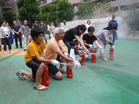 ＡＥＤ操作体験（写真4）