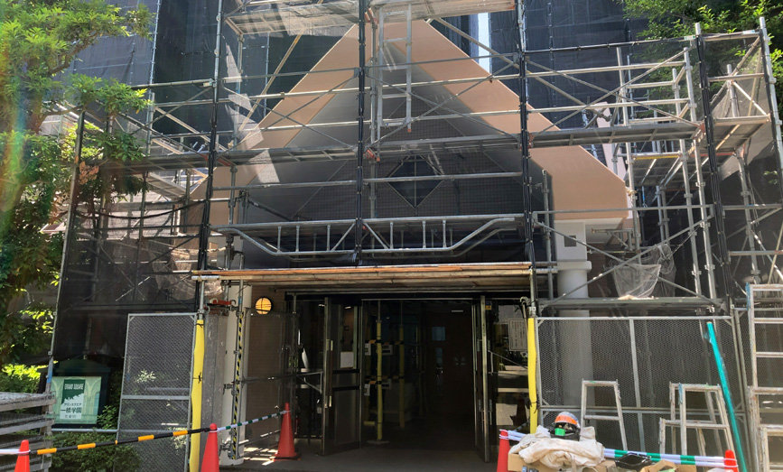 写真：修繕風景、共用玄関前